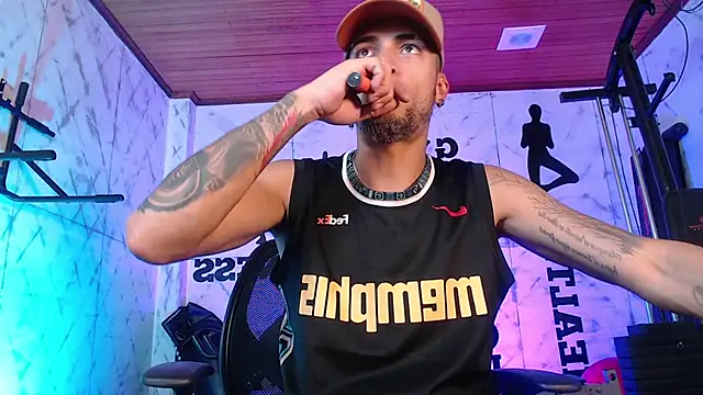 צ'אט XXX בשידור חי ש ל DrakeNeumann