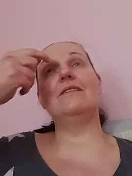 BustyLadyAlma's Live XXX Chat