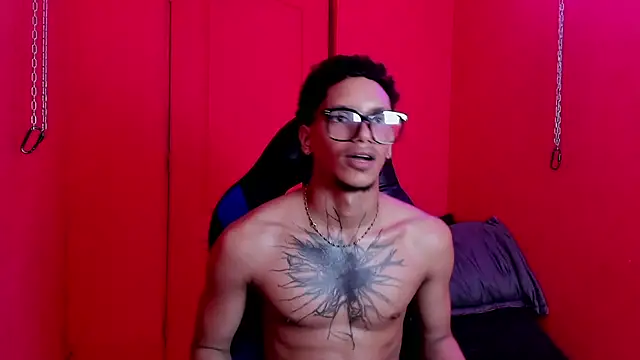 XXX chat uživo modela kai_storm77