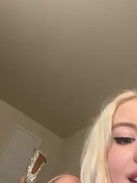 Pokazy przed kamerką – blondebunny999_999