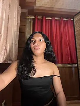 slutty_aki élő XXX-chatje