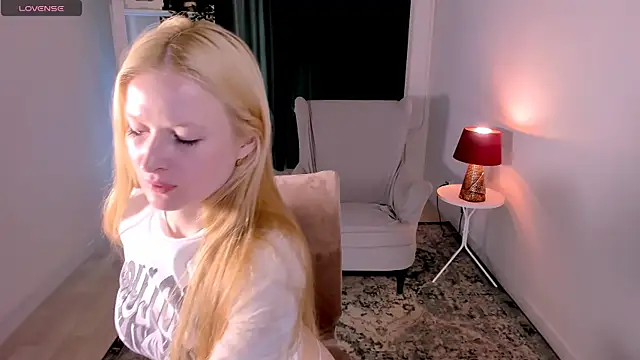Chat +18 de Laly_Peach ao vivo