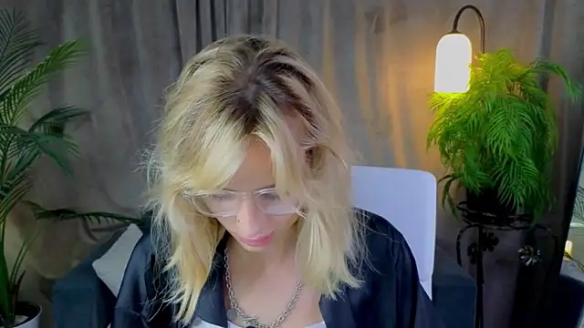 NoraMoreau's Live XXX Chat