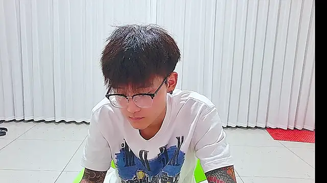 KK-cuteboy Show in webcam