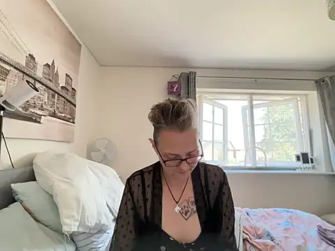 Curvy-Jinx's Live XXX Chat