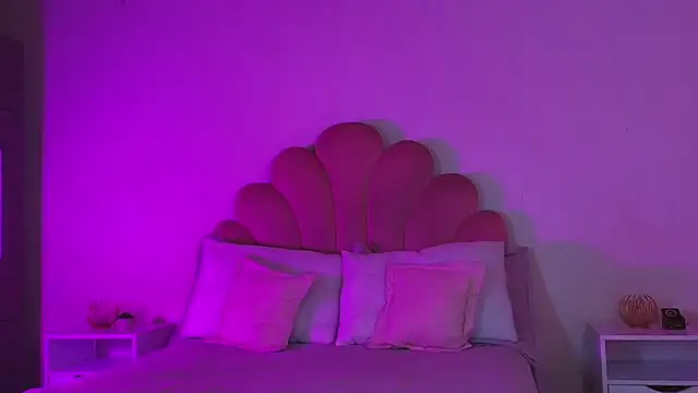 MiaColucci18's Live XXX Chat