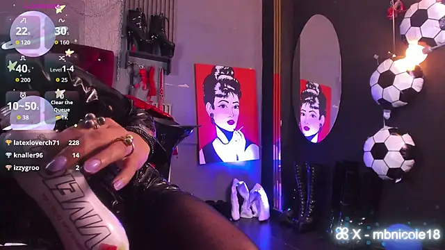 NicoleDiamondssのライブXXXチャット