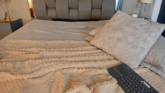 Charlie___Musk's Live XXX Chat