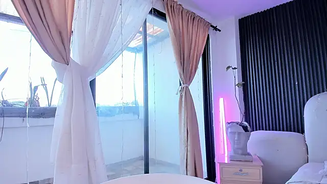 Chat +18 de CarolineFyre ao vivo