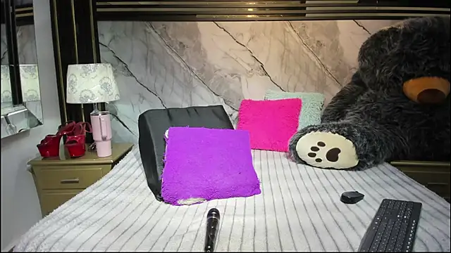 XXX chat uživo modela Niyirey1