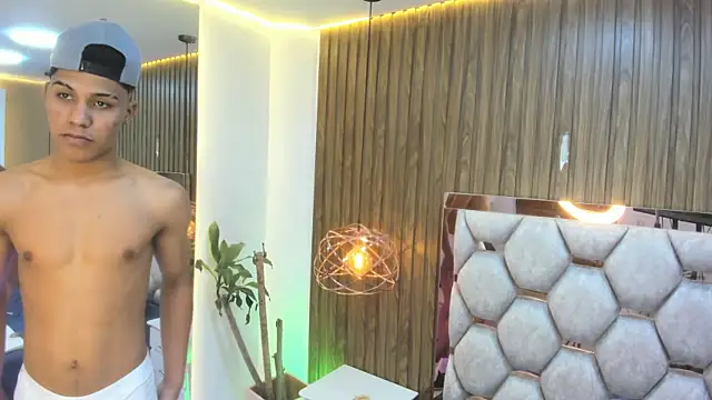 Онлайн чат XXX Colby_driscoll