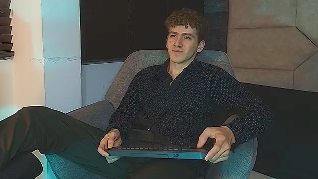 Tyler_Mcrey: онлайн-секс-чат