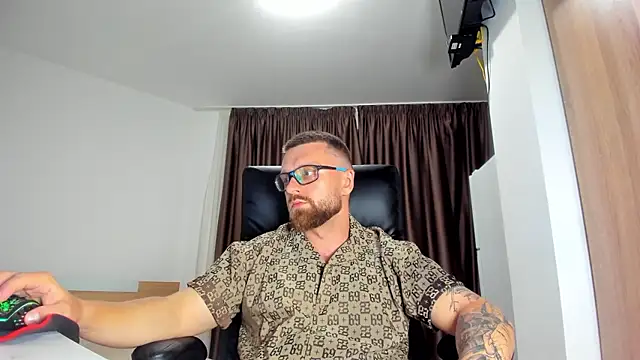 Findom_guy Show in webcam