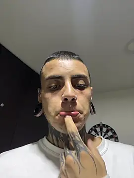 _valentinoooo 即時 XXX 聊天