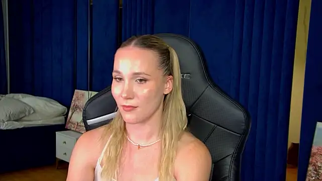 ElaraVoltage's Live XXX Chat