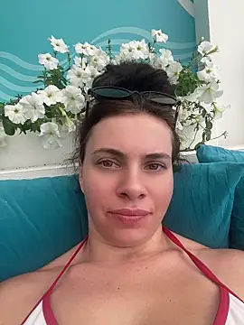 CurlyLara webcam show