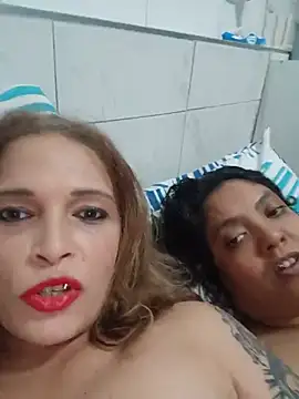 2Juicy_pussy: διαδικτυακό σόου στην κάμερα