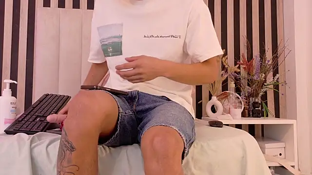 LeoTease Webcamshow