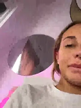 Rosieredxox webcam show