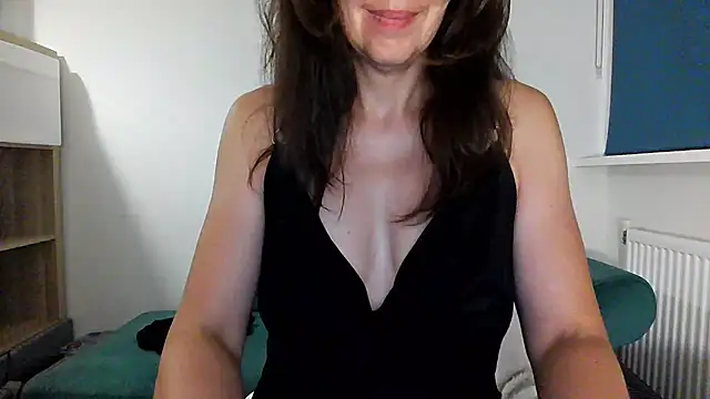 Ella_Next_Doorn Webbikameraesitys