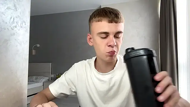 Show modela SoloFury na web-kameri