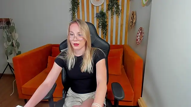 ElaraVoltage Chat XXX live