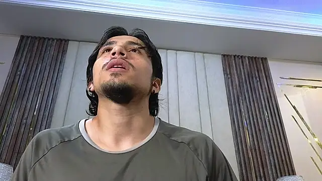 Онлайн чат XXX LatinShortt