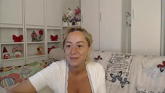 _karolynesyera_'s Live XXX Chat