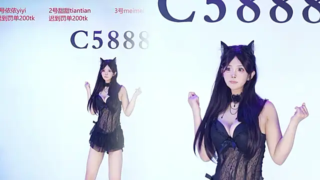 C5888 élő XXX-chatje