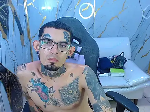 Boy_tatto77 即時 XXX 聊天