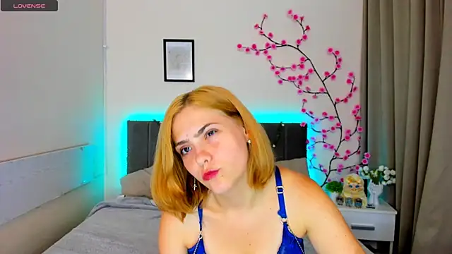 DellaRows live XXX chat