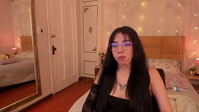EmaLittle's Live XXX Chat