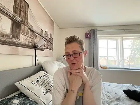 Curvy-Jinx Live XXX-chat