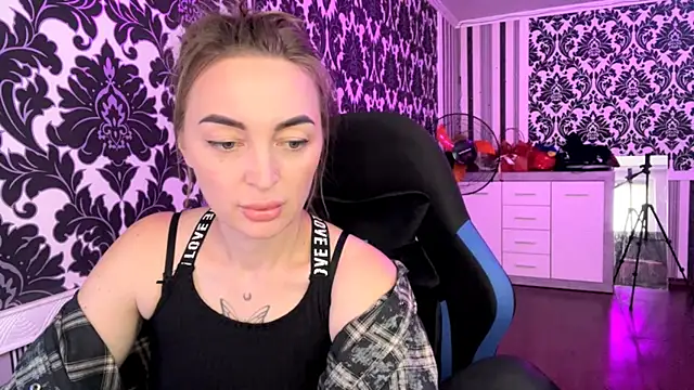Vellora_'s Live XXX Chat