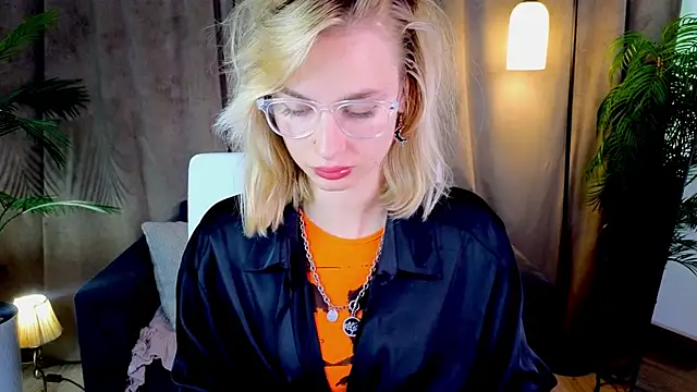 NoraMoreau's Live XXX Chat