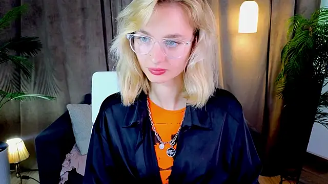 NoraMoreau's Live XXX Chat