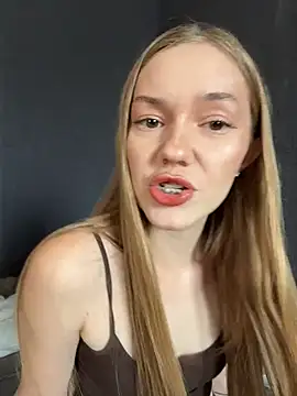 Chat +18 de MilaMoone ao vivo