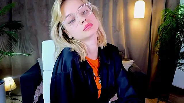 NoraMoreau's Live XXX Chat
