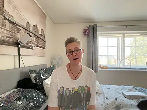 Curvy-Jinx live XXX chat
