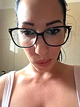 Lyaaa27 Adlı Modelin Canlı XXX Sohbeti