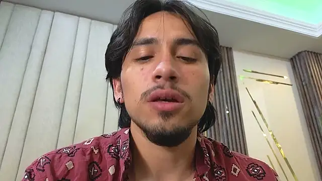 LatinShortt: απευθείας συνομιλία ΧΧΧ