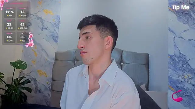 Un_Sluttyy Adlı Modelin Canlı XXX Sohbeti