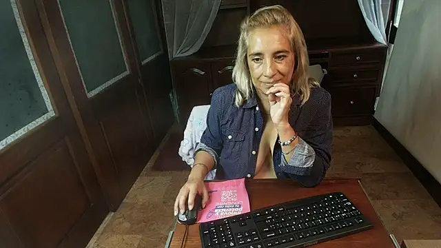 О нлайн чат XXX MonserratGray