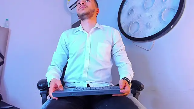 mike_257 Adlı Modelin Canlı XXX Sohbeti