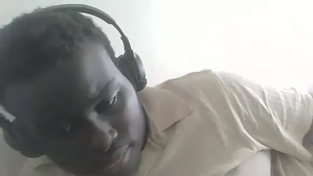הופעת וובקאם של KIngAtlasMensah