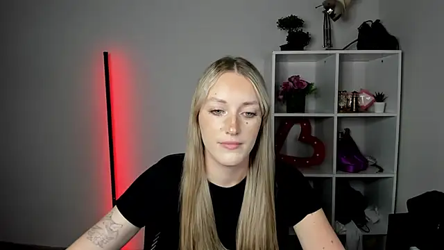EvelynBlond's Live XXX Chat
