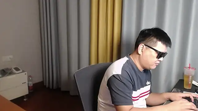 zhang1118 即時 XXX 聊天