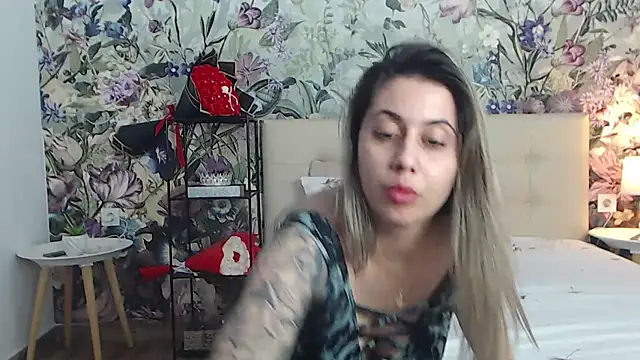 RoseDiamond06 Adlı Modelin Canlı XXX Sohbeti