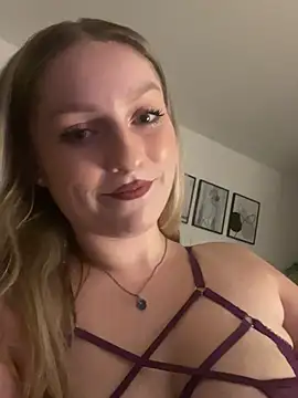 KiraBloom66 Show in webcam