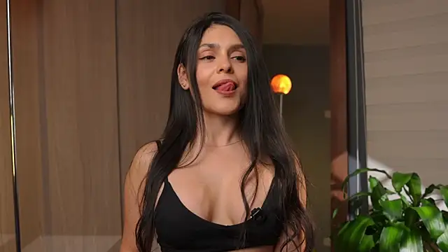 Danna-Saenz Adlı Modelin Canlı XXX Sohbeti
